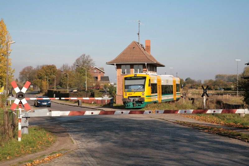 In Malchow sind die Schranken am Stellwerk B1 geschlossen und die ODEG nach Hagenow fhrt vorbei. 23.10.2008
