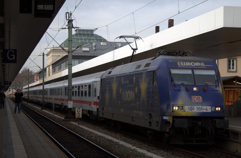 In Mannheim gings am 26.01.08 drunter und drber! Versptungen sorgten fr viele Gleiswechsel. So hat sich auch 101 101 mit dem 2005 aufs Glei 1 verirrt.
