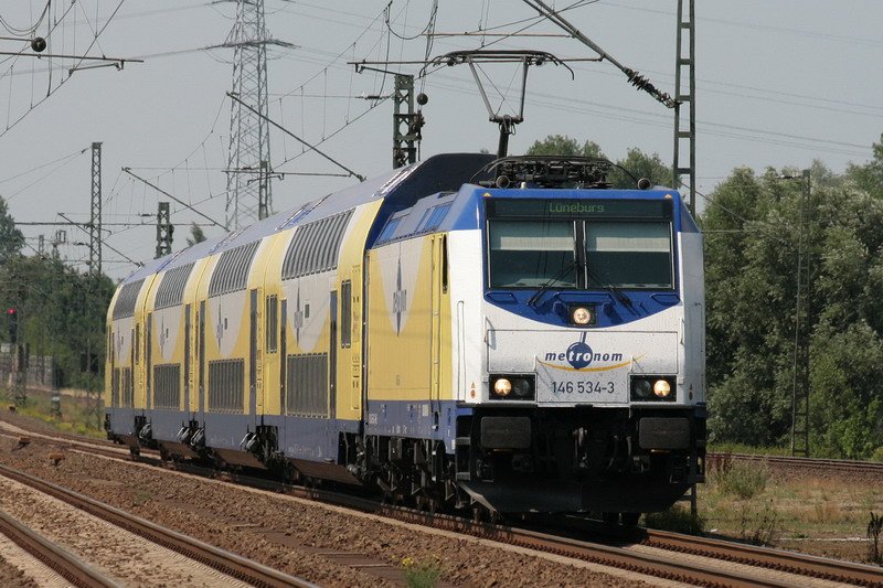 In Maschen zieht die 146 534-3 den metronom nach L�neburg. 26.07.2008