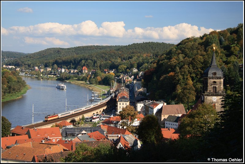 In meinem Herbsturlaub erfllte ich mir am 01.10.07 einen lang gehegten Wunsch - bei Traumwetter an einem Wochentag zur Fototour ins Elbtal! Hier der Blick von oberhalb der Knigsteiner Kirche auf den Ort und den von einer 371 gezogenen durchbrausenden EC 174.