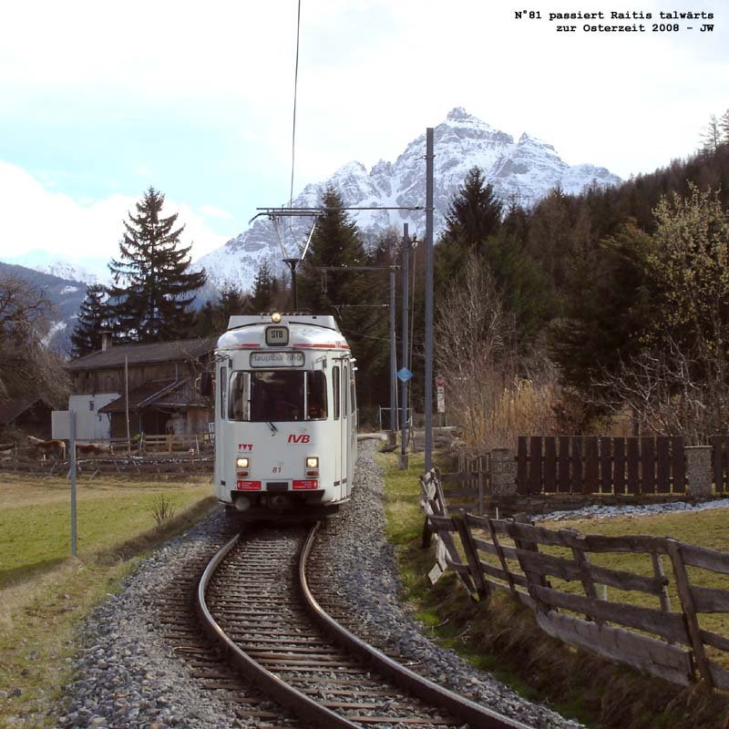 In Memoriam Mittelformat: N81 in Raitis, im Hintergrunde die Serles mit ihren charakteristischen drei Gipfeln. Im Hintergrund links der Bahn sind auch die bereits beschriebenen Raitiser Pferde zu erkennen, rechts von ihr der gleichfalls beschriebene Trenner. Karsamstag 2008 kHds