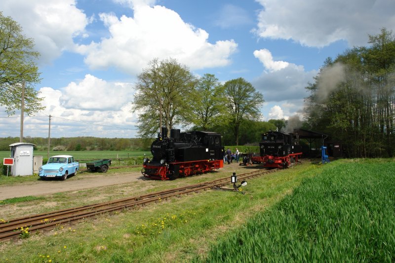 In Mesendorf war in diesem Jahr zum ersten Mal die vereinseigene Dampflok 99 4644, die sonst ungeschtzt auf dem Museumsgleis in Lindenberg, ausgestellt. uerlich macht die Lok jetzt, wo sie einigermaen geschtzt, einen hervorragenden Eindruck. (02.05.08)