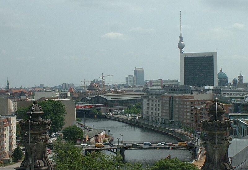 In der Mitte Bahnhof Friedrichstrae mit Spree, Centrum und Fernsehturm im Juni 2002, aufgenommen von der Aussichtsplattform auf dem Reichstag-Gebude.