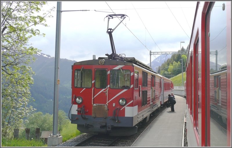 In Momp-Tujetsch kreuzen wir den Gegenzug R871 nach Andermatt. Das Zugpersonal wechselt hier die Seite. (03.06.2008)