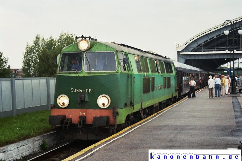In den Morgenstunden des 04.08.2005 steht der deutsche  Classic Courier  - bespannt mit der polnischen SU 45-061 im Normalspurteil des Bahnhofs Kaliningrad Jushnii (Knigsberg Hbf) zur Abfahrt bereit.