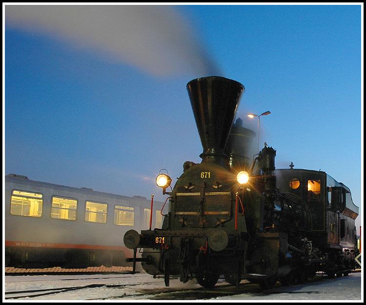 In den Morgenstunden des 5.2.2006 wartet die 146 Jahre alte GKB Dampflok 671 (Sdbahnreihe 29) in der Traktion auf ihren bevorstehenden Einsatz.