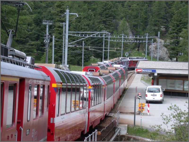 In Morteratsch kreuzen sich der Trenino Rosso (Tirano-St.Moritz) und der Bernina Express (Chur-Tirano) mit je sechs Panoramawagen.(13.06.2007)