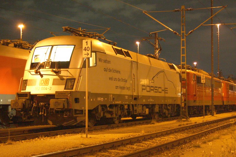 In Mnchen - Nord stand am 14.08.09 die 182 004-2  Porsche . 