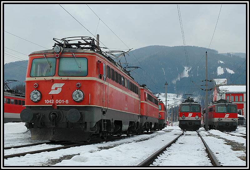 In Mrzzuschlag immer anzutreffen - eine Menge Maschinen der Reihe 1X42. Sie besorgen die Vorspann bzw. Nachschubleistungen ber den Semmering bis Gloggnitz. Am 26.2.2006 u.a. 1042.001!!