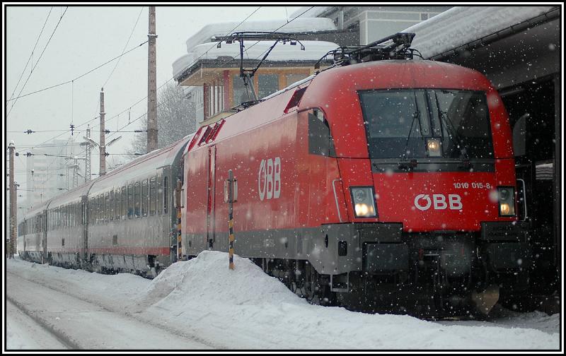 In Mrzzuschlag wartet am 6.1.2006 1016 015 mit dem OIC 535 auf die Weiterfahrt nach Villach.