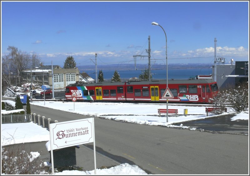 In der Nacht auf den 07.April 2008 hat es geschneit in weiten Teilen Europas. so auch im Appenzeller Vorderland in Heiden. Danach kam innert Krze der Fhn und beschehrte uns diese Traumsicht ber den Bodensee bis weit nach Baden Wrttemberg hinein. BDeh 3/6 25 verlsst Heiden Richtung Rorschach. (07.04.2008)