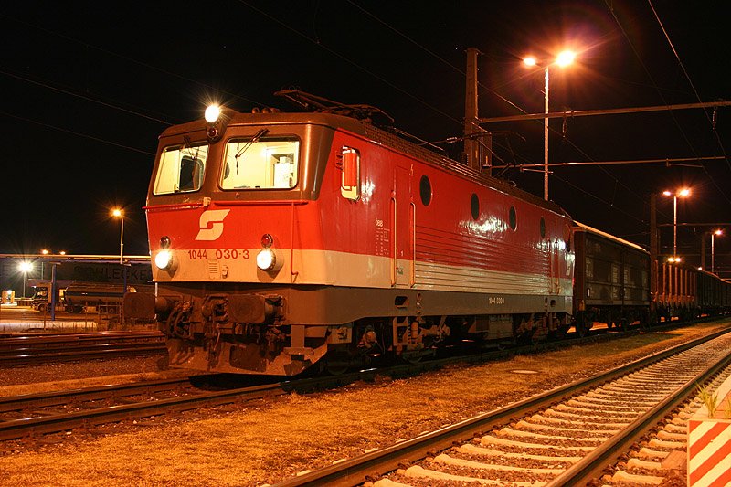 In der Nacht des 25. Mai 2005 wartet die 1044 030 nach der Neubildung ihres Zuges 54091 in Pchlarn auf die Weiterfahrt nach Wien ZVB.
