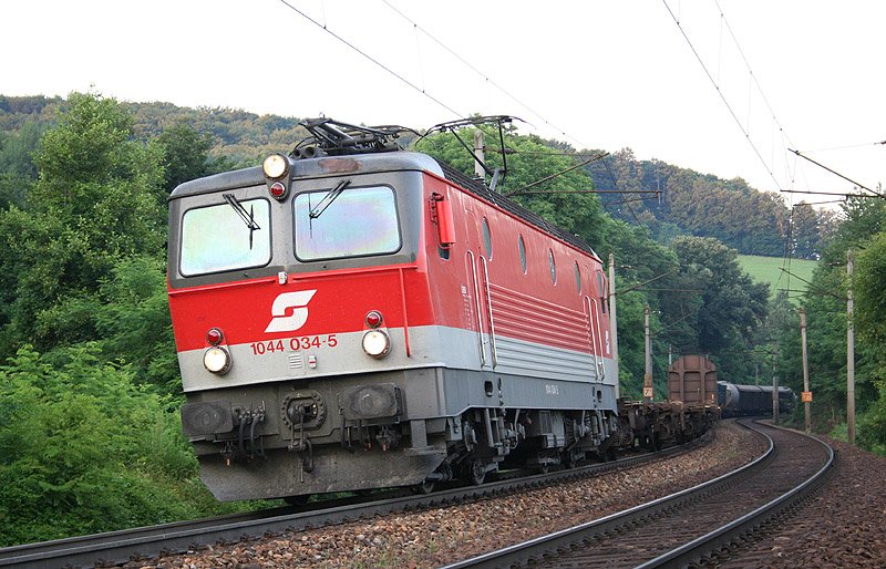 In der Nhe von Eichgraben-Altlengbach erklimmt am 21. Juli 2006 die 1044 034 mit dem 54081 die Bgen des Wienerwaldes auf dem Weg Richtung Wien.