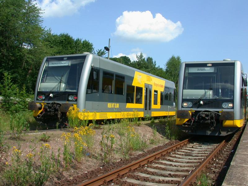 In Nebra treffen sich drei VT der KEG und machen dort mal gemtlich Pause. Ein Zug fhrt nach Naumburg, der andere nach Artern und der dritte nach Lossa (Finne). (24.06.2002)