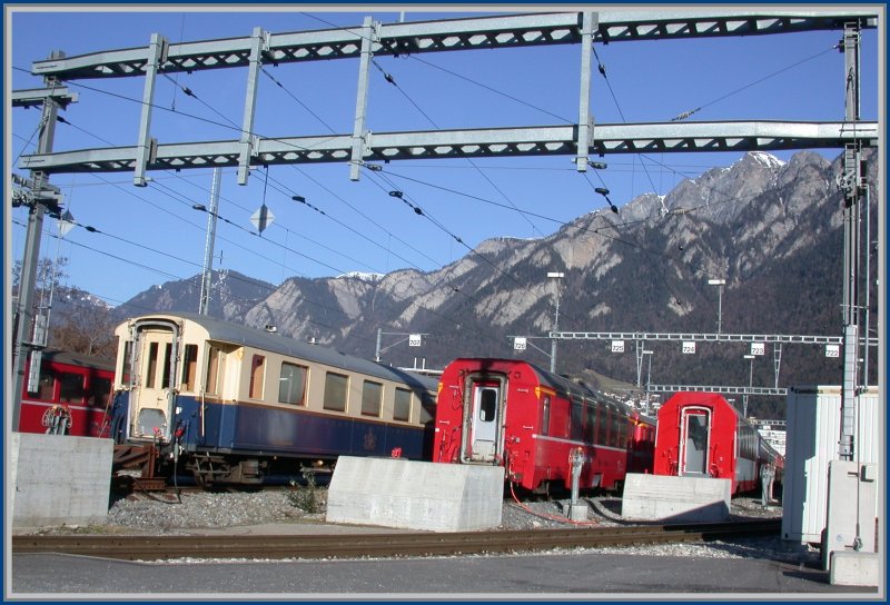 In der neuen Abstellanlage der RhB im Bahnhof Chur stehen ein Umbauwagen des Classic Pullman Express, ein Panoramawagen des Bernina Express und ein neuer Panoramawagen des Glacier Express. (20.02.2007)