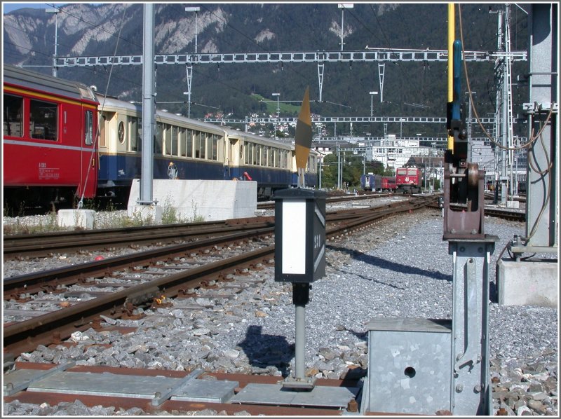 In der neuen Abstellanlage werden nicht bentigte Fahrzeuge abgestellt. Vor dem Prellbock erkennt man das Dreischienengleis, das ins Churer Industriegebiet fhrt. Neben all den zentralisierten Weichen gibts immer noch eine Anzahl Handweichen, wie hier im Holzverladeteil. Chur 02.09.2007