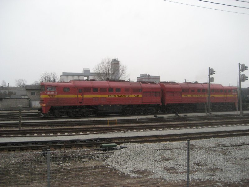 In neuer Farbgebung zieht eine Doppellok der EESTI RAUDTEE einen langen Tankzug aus dem Bahnhof von Tartu. 12.3.2008, 17.08 Uhr