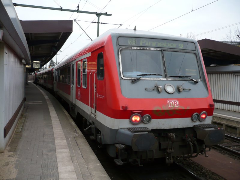 In Neumnster, Gleis 4, eingefahren ist die RB aus Pinneberg mit  Kurzwende  [immerhin eine 3/4 Stunde] zurck nach Pinneberg. Normalerweise wird nrdlich Ausgesetzt, doch der Fdl ersparte am 24.02.2008 dem Lokfhrer diese Prozedur. [Bnrbdzf 480.2; Zuglok 143 348-1] 