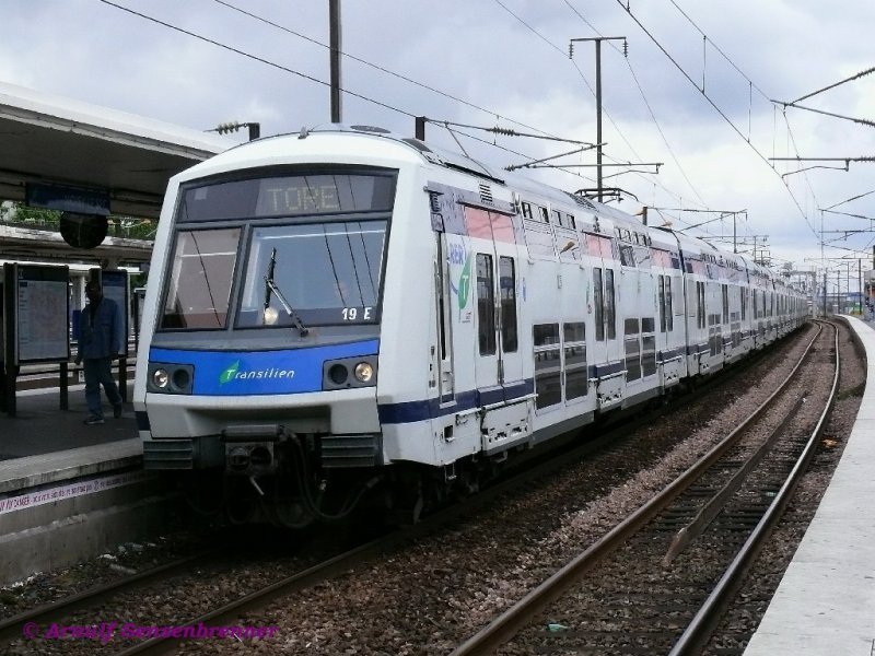 In Noisy-le-Sec ist der Doppelstock-Elektrotriebzug Z22537 der SNCF unterwegs.
Er gehrt zur vierten Generation der im RER (S-Bahnverkehr im Groraum Paris) eingesetzten Doppelstocktriebzge.
26.06.2007
