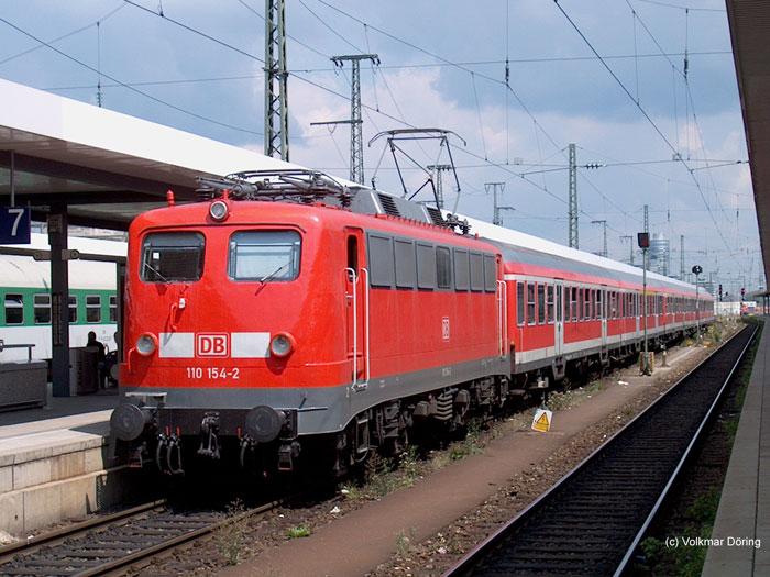 In Nrnberg wartet auf Gleis 7 die 110 154  auf Abfahrt als  RE 20320/20082 nach Frankfurt (29.07.03