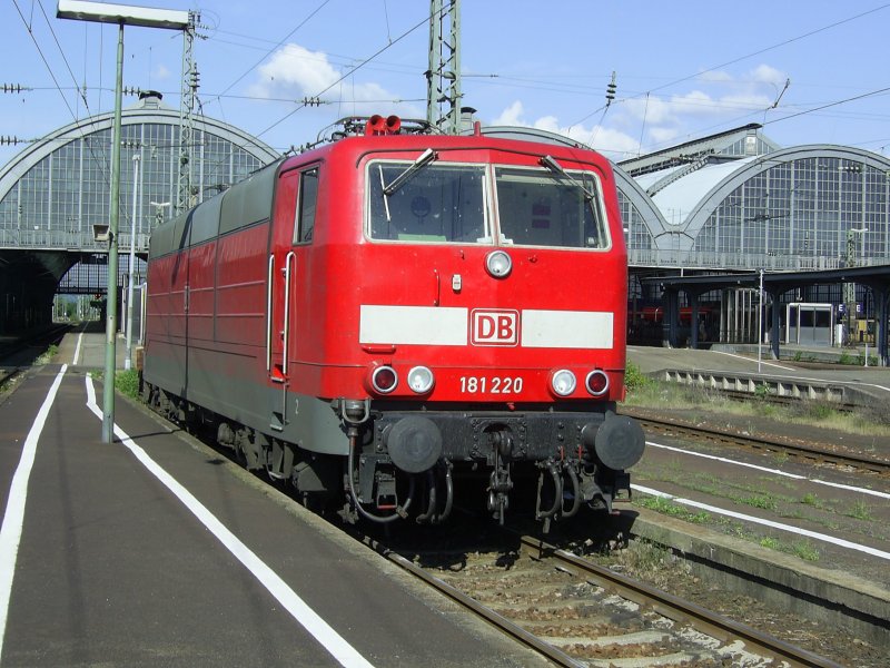 In oceanblau/beige oder blau sind sie natrlich schner, die 181.2, aber auch ber eine verkehrsrote 181.2 kann man sich freuen. Ich habe mich am 30.5.2009 gefreut als ich 181 220-5 in Karlsruhe aufnehmen konnte.