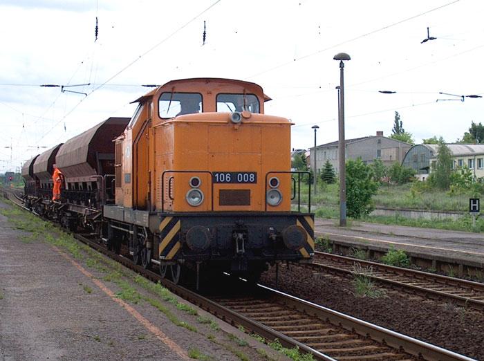 In original DR-Farbgebung und -Beschriftung 106 008 (ex V 60) der Fa. ITL mit einem kurzen Gterzug bei Radebeul-Ost (20.05.03)
