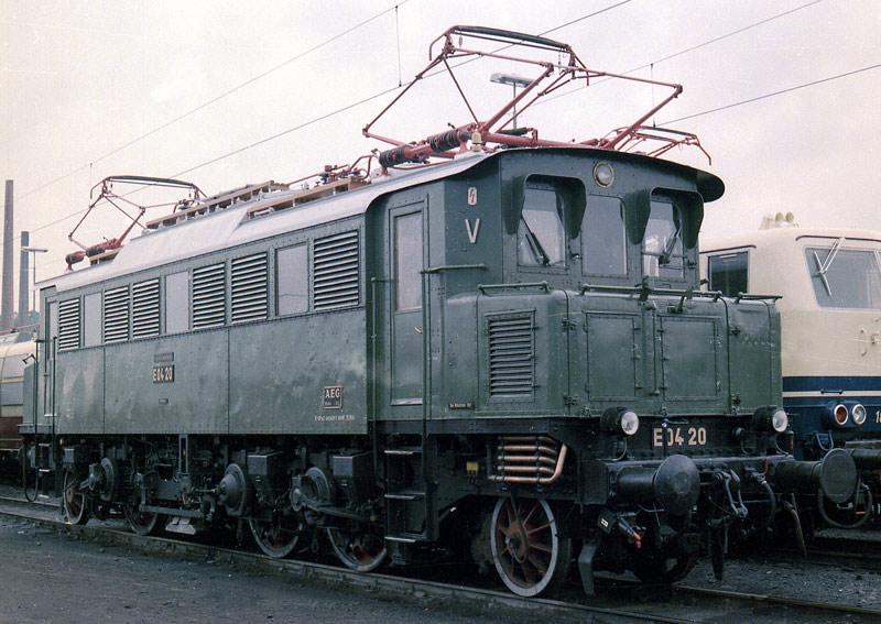 In Original-Lackierung, die E04 auf einer Ausstellung der DB in
BO-Dahlhausen 1985.