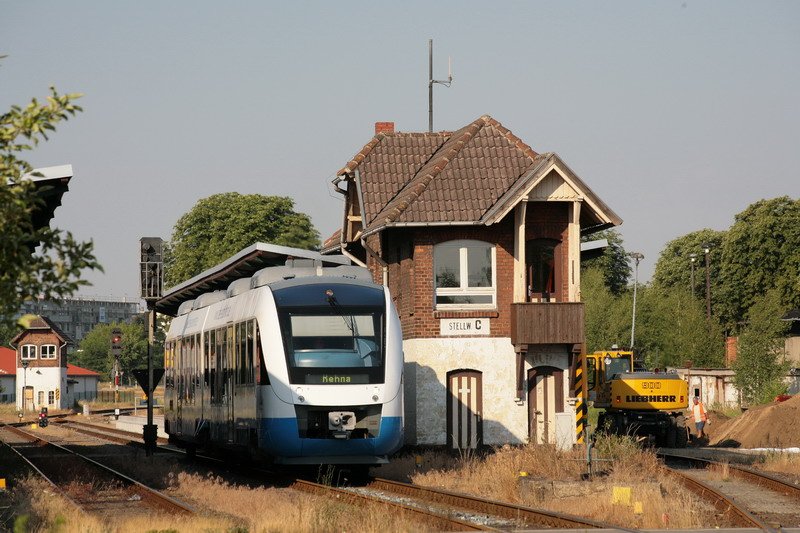 In Parchim kommt der Ostseelandverkehr am Stellwek C vorbei gefahren Richtung Schwerin. Im Hintergrund steht links Stellwerk B. 03.07.2008