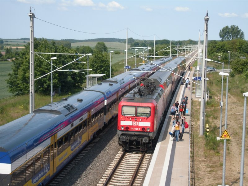 In Plaaz hielten auch die Z�ge der Regionalexpresslinie 5 (Lutherstadt Wittenberg - Rostock). 
Aufgrund der Umleitung (eigentlich ist die Fahrt �ber G�strow eine Umleitung) war man sogar ca. 10 min eher in Rostock.
31.Mai 2009