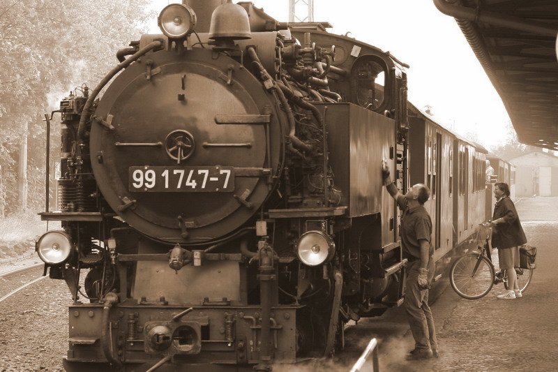 In Radebeul Ost wird die 99 1747 kurz vor der Abfahrt noch einmal gestreichelt bevor es los geht. 25.07.2007