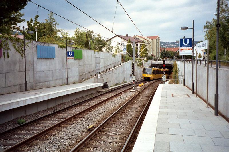 In der Rampe -

Die Nachbarstadt Gerlingen wird seit 31.5.1997 von der Stadtbahn im Tunnel unterfahren. Die Straßenbahn wendete früher mit einer Häuserblockumfahrung. Hier die Tunneleinfahrt aus Richtung Stuttgart mit der Rampenhaltestelle Gerlingen Siedlung. Die U6 erreichte diese Haltestelle schon ab 2.10.1993, ins Gerlinger Zentrum musste dann bis 1997 mit dem Bus weitergefahren werden. 

Analog 2003 (M)
