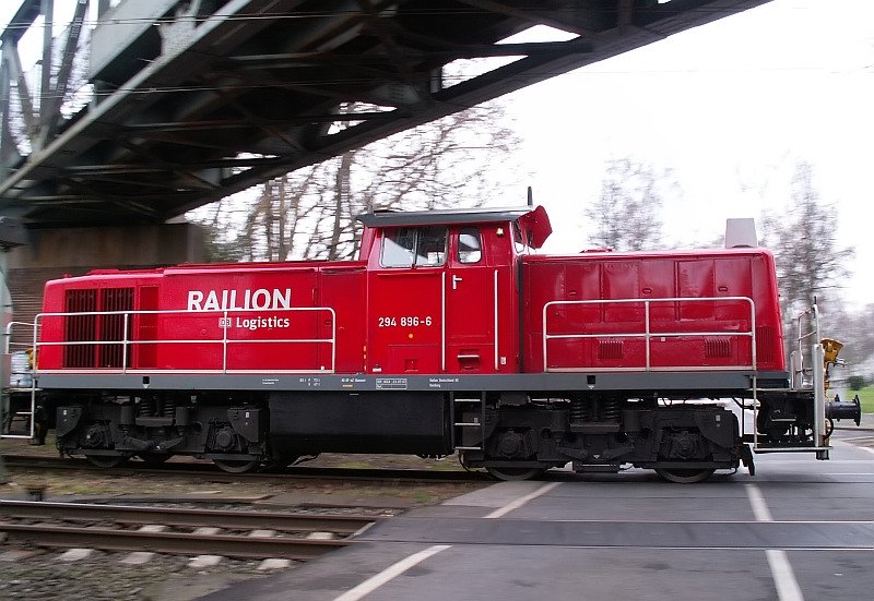 In rasanter Fahrt berquert diese 294 die Wetterstrasse in Moers-Meerbeck. Das Foto stammt vom 12.12.2007