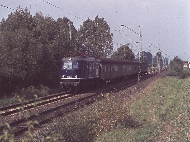 in rascher Fahrt srebt E 18 auf der Franken Magistrale Bamberg entgegen man beachte die noch nicht erneuerte Reichsbahnfahrleitung hier im Sommer 69