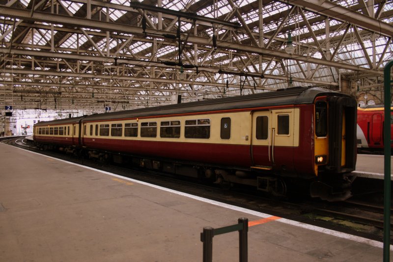 In der Region Glasgow sind viele Zugseinheiten von ScotRail in den (an die guten alten TEE-Zge erinnernden) Farben der SPT (Strathclyde Public Transport) im Einsatz, so auch 156 485, aufgenommen am 7.10.2009 in Glasgow Central.