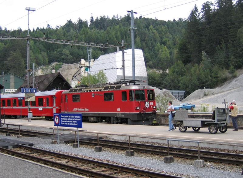 In Reichenau-Tamins wartet Ge 4/4 II RhB 618 in Richtung St. Moritz -13.08.2005
