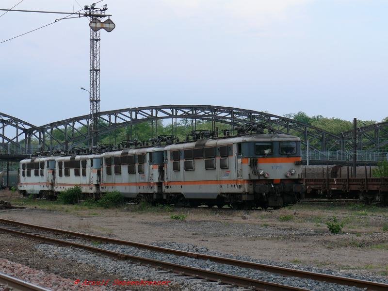In einer Reihe stehen hier vier Vertreter der Reihe ab 1958 gebauten Reihe BB16500, welche so langsam auch das Ende ihrer aktiven Laufbahn erreicht.
BB16719+16725+16728+16670

05.05.2007 Hausbergen
