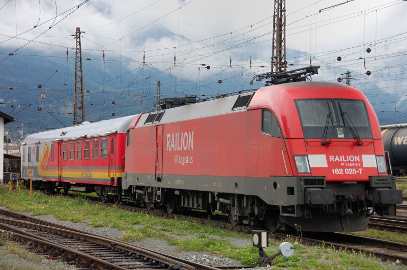 In der Remise in Innsbruck konnte folgender Kurzzug auf Chip gebannt werden: 182 025-7, der bisher letztgebaute Taurus fr die DB, vor einem BB-Hilfszugwagen. 23.08.2008... kurz bevor der groe Regen kam.