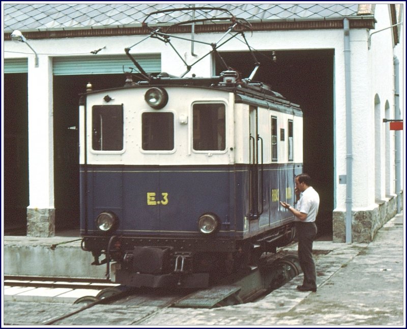 In Ribes-Vila, dem ersten Haltepunkt, befindet sich das Depot der FGC (Ferrocarrils de la Generalitat de Catalunya). Auf der dortigen Schiebebhne steht E3  Jos Rogent . (Archiv 07/84)