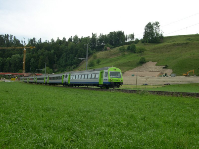 In Richtung Bern ist am 26.05.2007 diese BLS-EW 3-Garnitur im Entlebuch bei Wolhusen unterwegs. Dieses Foto ist nur deshalb vom Emmenuferweg aus zu machen, weil dieser Weg auf Grund von Bauarbeiten, fr die ein Erdrutsch in 2006 urschlich ist, bis Doppelschwand an der Strae entlang fhrt. Es wird empfohlen von Wolhusen bis Doppelschwand das Postauto zu bentzen. Nur frag ich mich, wie man dann die Eisenbahn fotografieren soll? :-)
