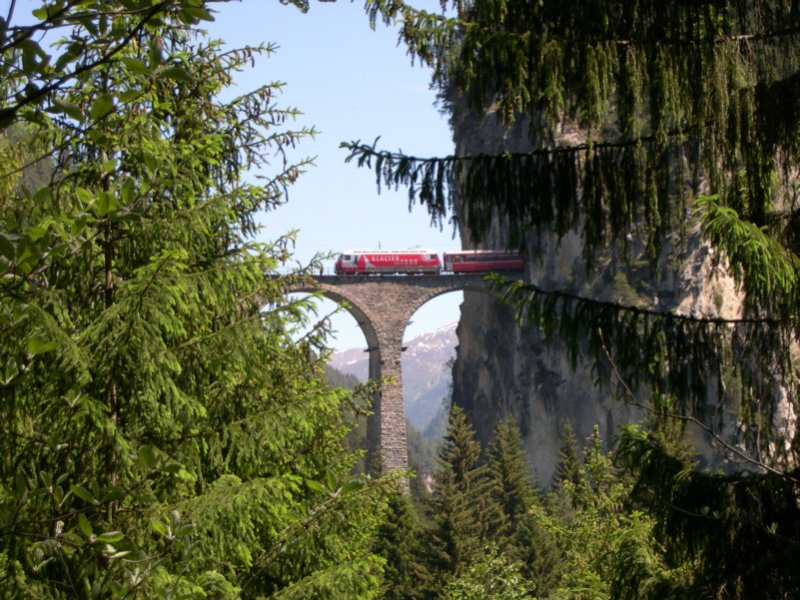 In Richtung Chur ist am 11.06.2006 Ge 4/4 III 652  Fideris  unterwegs. Soeben verlsst sie den Landwassertunnel und berquert gleich darauf den gleichnamigen Viadukt. das Foto entstand vom Wanderweg Filisur - Schmitten aus.