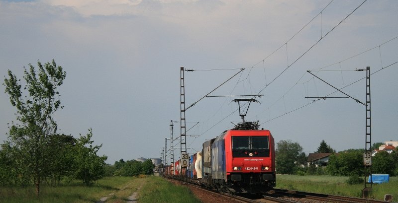 In Richtung Heimat unterwegs ist 482 048 mit einem Containerzug am 14.05.08 bei Wiesental. 