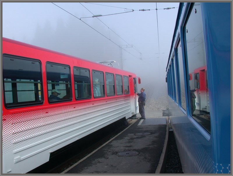 In Rigi Staffel auf 1604m .M. treffen sich die blaue ARB aus Arth Goldau und die rote VRB aus Vitznau. Ab Rigi Staffel bis Rigi Kulm auf 1800m .M. verkehren die zwei Bahnen parallel. Seit 1990 gibts in Rigi Staffel eine Weichenverbindung zwischen beiden Bahnen und seit 1992 sind sie fusioniert und zeichnen als Rigi Bahnen AG. Die Nebelobergrenze ist fast erreicht am 10.11.2006.