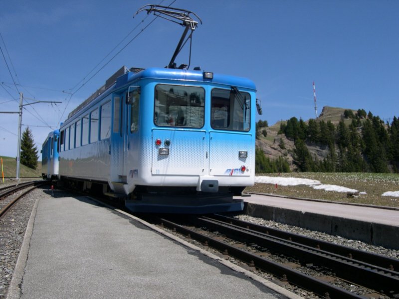 In Rigi Staffel fhrt am 03.05.2006 dieser Zug der ARB nach Arth-Goldau ein. Rechts von uns befindet sich ein Restaurant in dem es lecker Bratwurst gibt. Neben den Thringern knnen das nmlich auch die Schweizer. Also Bratwurst machen!