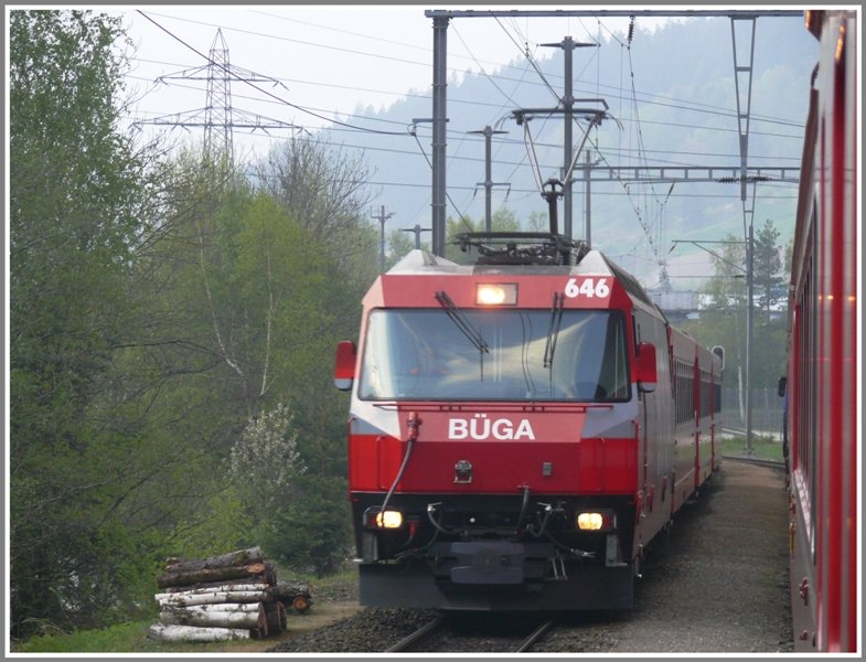 In Rothenbrunnen kreuzt uns der 1114 mit Ge 4/4 III 646  Sta.Maria/Val Mstair . (23.04.2009)