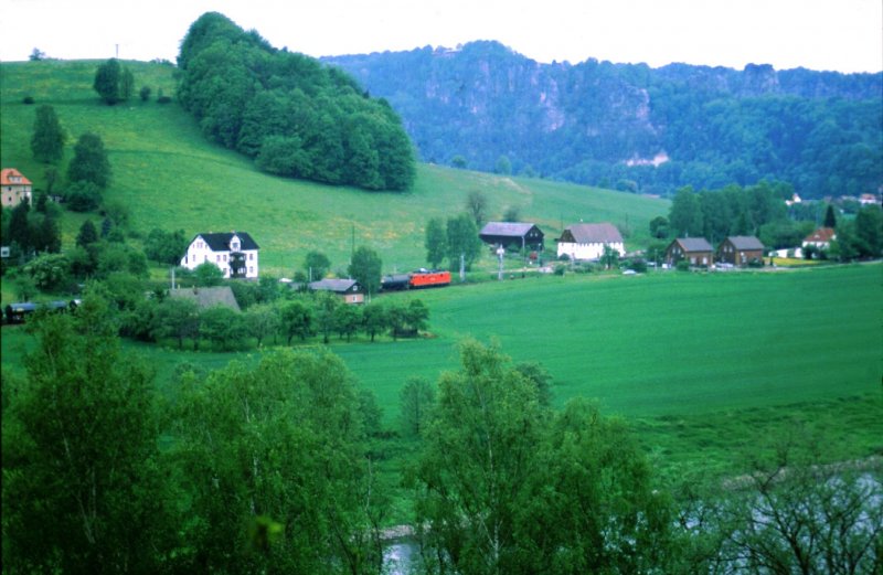 In der schsischen Schweiz unterwegs, eine Kndelpresse mit einem Kesselwagenzug. April 1999