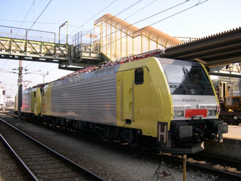 In Salzburg treffen wir am 17.10.2005 auf diese zwei Siemens-Dispoloks vom Typ E 189. Man kann sich nun aussuchen unter welcher Nummer man sie gerne f�hren m�chte. Bei der im Bild sind folgende Nummern angeschrieben: E189 995 SR, ES64 F4-095 und LZB 189 905-4. Die vordere, aufgeb�gelte Lok tr�gt die Nummern: E189 997 SR, ES64 F4-097 und LZB 189 997-0. Heute wird wahrscheinlich noch eine 12-stellige Fahrzeug-Registernummer angeschrieben sein.