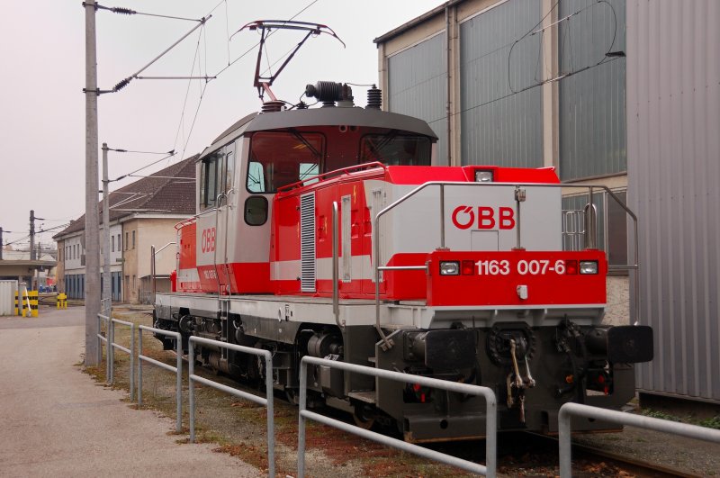 In Schachbrettmuster-Lackierung, nur in rot-weiss, prsentiert sich 1163 007-6, ein neues  Bgeleisen . (Nov. 2008).