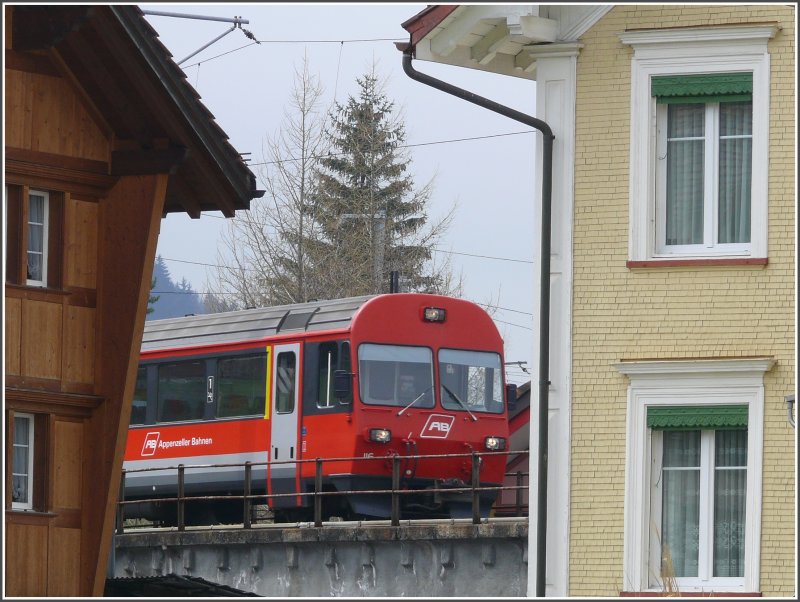 In einer scharfen Linkskurve biegt der ABt 116 in Appenzell auf die Sitterbrcke Richtung Gais ein. Zum Glck hat dieses Mal mein Auslser im richtigen Moment geschaltet. (17.04.2008)
