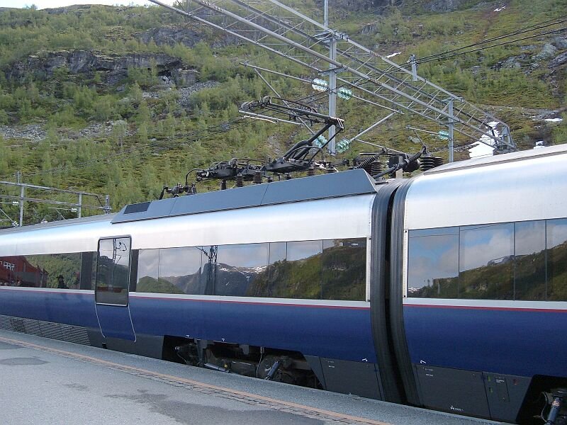In den Scheiben des 73 109 spiegelt sich die schne Gebirgslandschaft um den Bahnhof Myrdal am 14.06.2006, fr Technik-Fans auch noch ein Blick auf den Stromabnehmer.