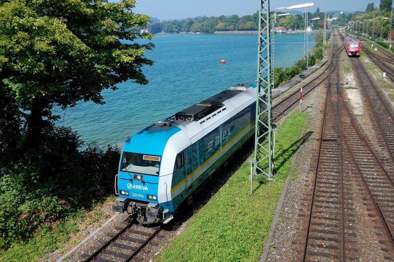 In sch�nster Mittagssonne wartet  alex  223 070 auf die Freigabe zum Rangieren kurz vor dem Seedamm in Lindau Hbf. (30.08.2008)